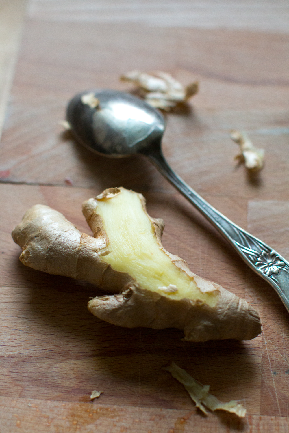 peeling ginger with a spoon