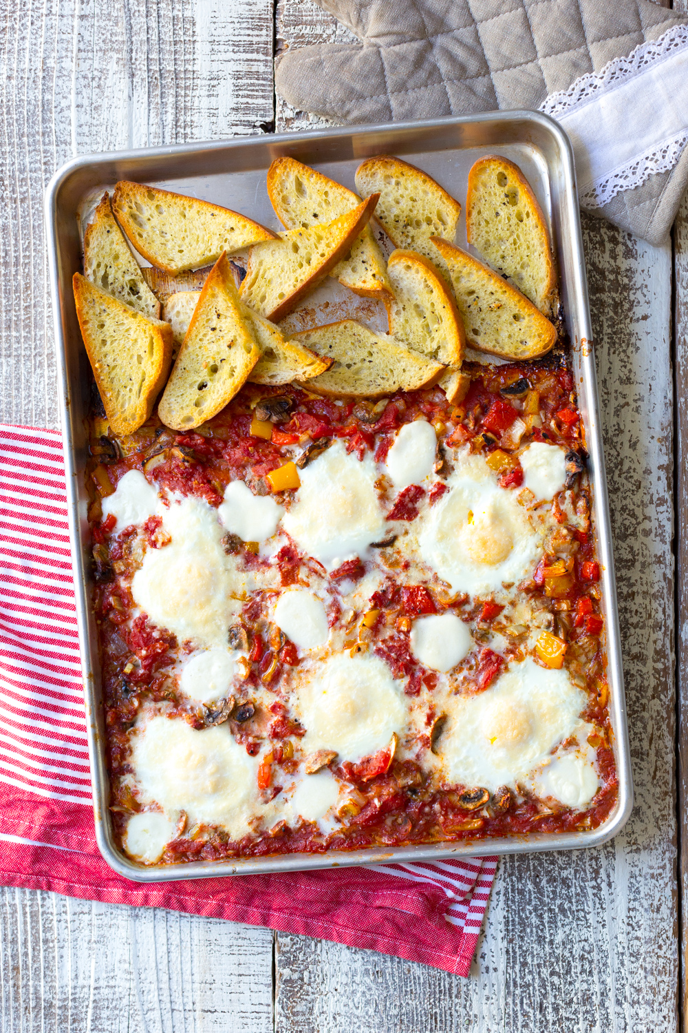 https://bakingthegoods.com/wp-content/uploads/2017/12/Sheet-Pan-Italian-Baked-Eggs-8.jpg