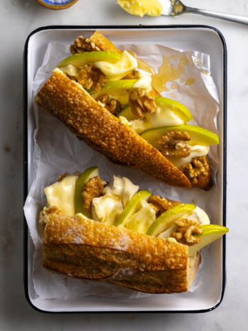 Easy baguette sandwiches with brie and apples