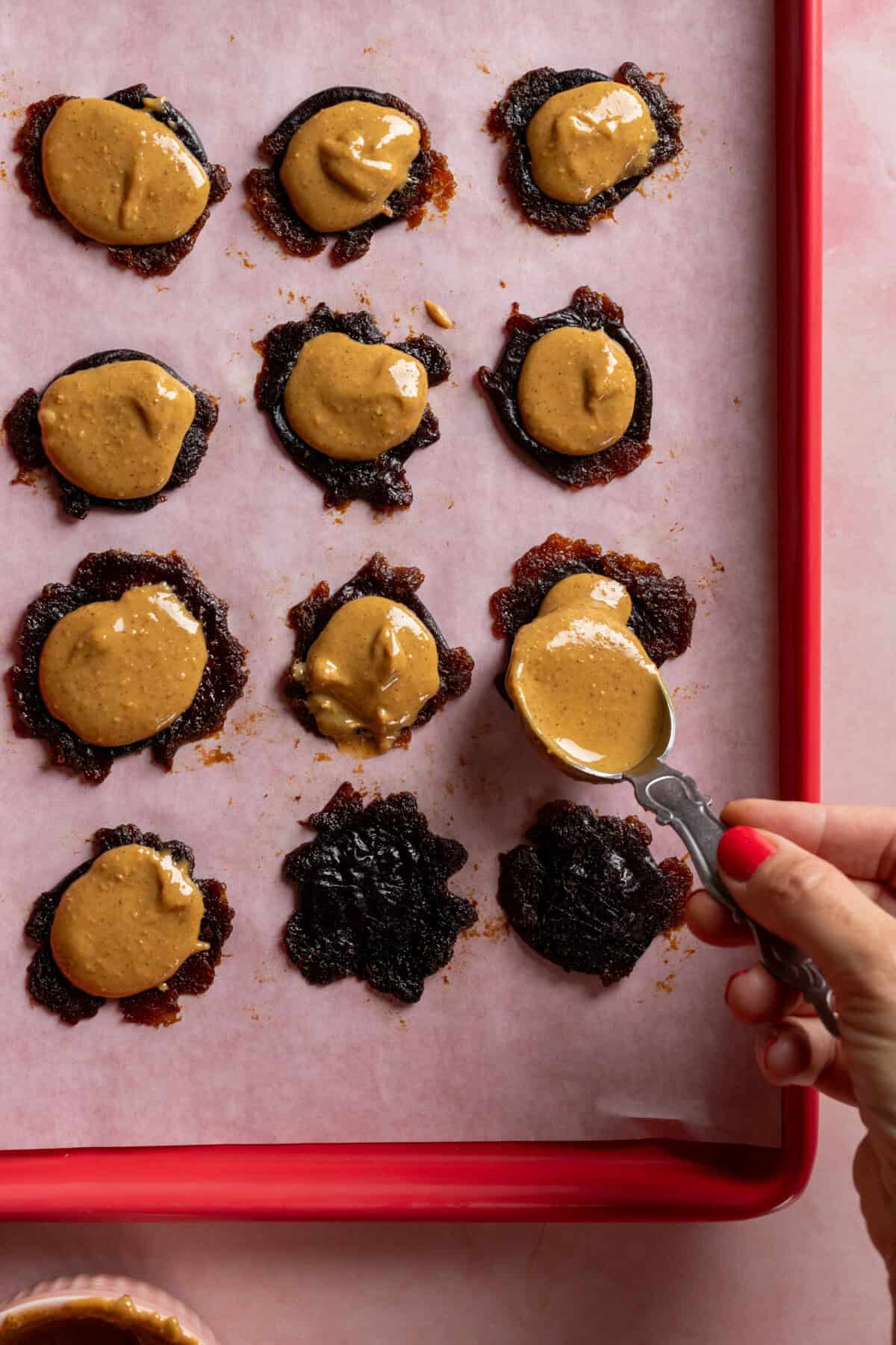 Topping prunes with peanut butter