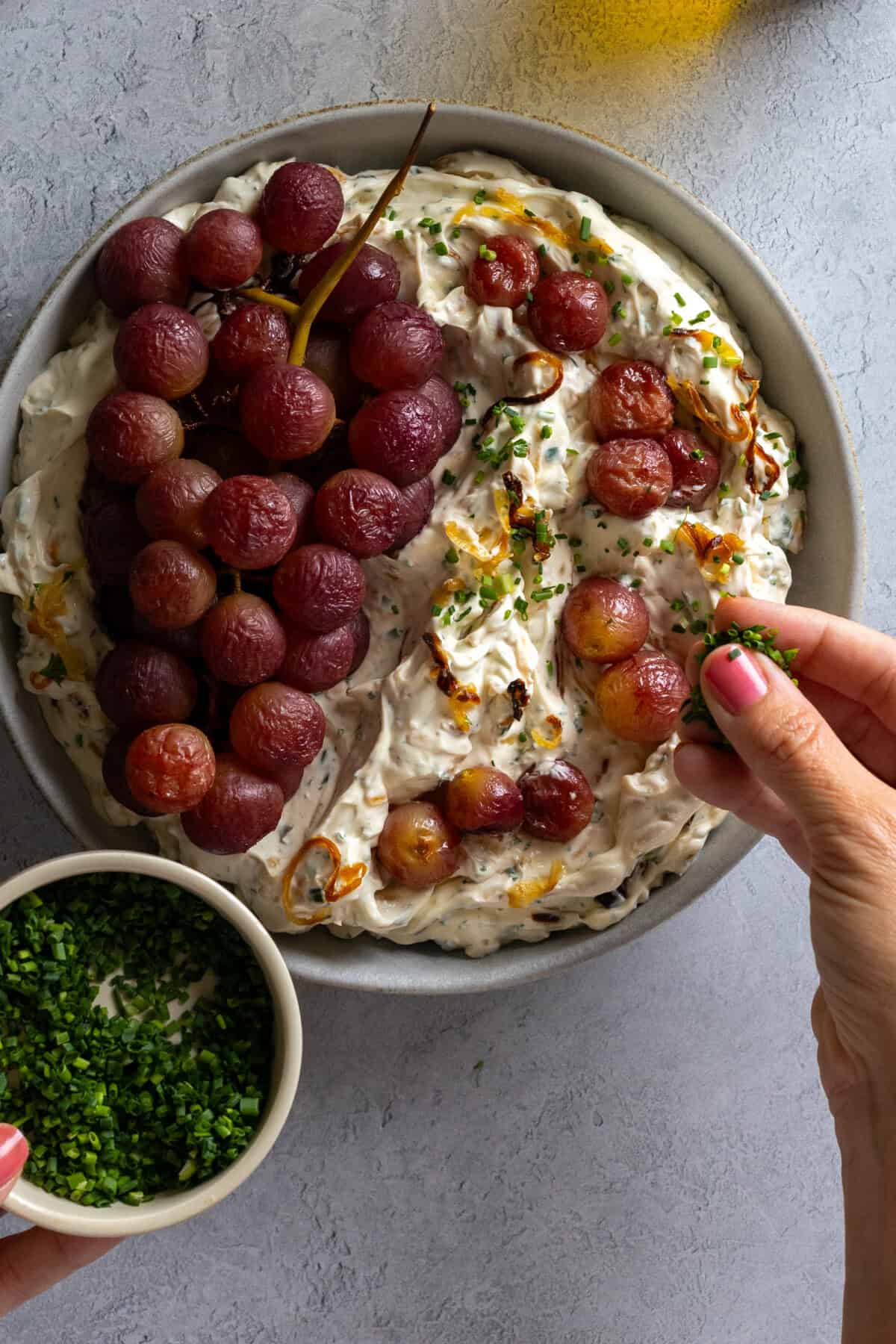 Topping dip with herbs